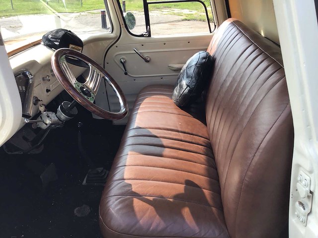Chevrolet - 1957 - apache - 3200 - personenauto - afbeelding 5 van  42
