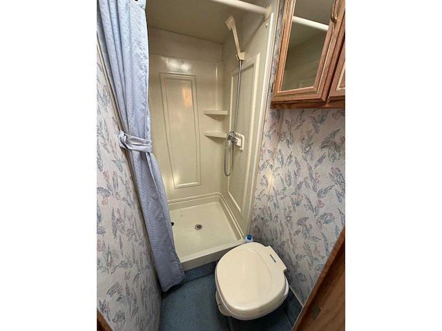 Chevrolet itasca sunrise winnebago kampeerauto 6.5 v8 intergraal camper vs-22-gh - afbeelding 27 van  41