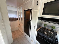 Chevrolet thor hurricane kampeerwagen 6.5 v8 intergraal camper p-687-zk - afbeelding 8 van  34