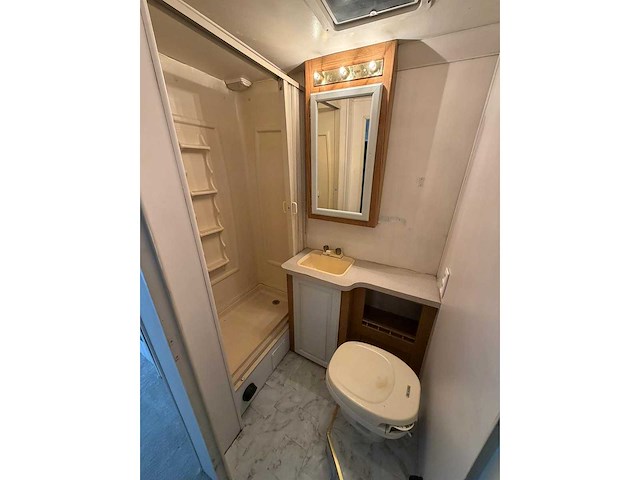 Chevrolet thor hurricane kampeerwagen 6.5 v8 intergraal camper p-687-zk - afbeelding 22 van  34