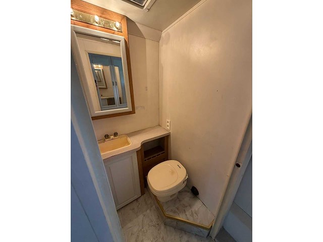 Chevrolet thor hurricane kampeerwagen 6.5 v8 intergraal camper p-687-zk - afbeelding 25 van  34