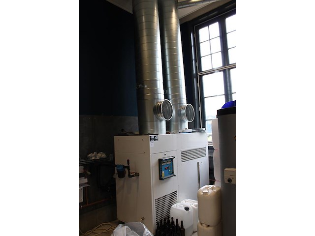 Chiller / glycol koelinstallatie t.b.v. gistingstanks. let op: kavel is onderdeel van combinatiekavel k001. onderdeel van combinatiekavel complete mini brouwerijopstelling bestaande uit brouwhuis, 8 gistingstanks (deels gevuld), bottellijn, pompen, warmtewisselaar, natte lijn etiketteermachine en chiller - afbeelding 2 van  4