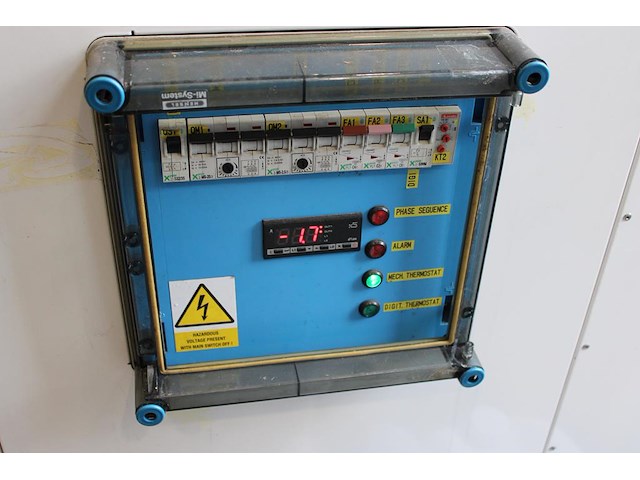 Chiller / glycol koelinstallatie t.b.v. gistingstanks. let op: kavel is onderdeel van combinatiekavel k001. onderdeel van combinatiekavel complete mini brouwerijopstelling bestaande uit brouwhuis, 8 gistingstanks (deels gevuld), bottellijn, pompen, warmtewisselaar, natte lijn etiketteermachine en chiller - afbeelding 4 van  4