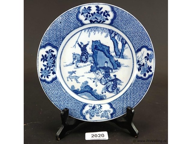Chinees blauw-wit porseleinen bord met een chenghua-merkteken in de standring, kenmerkend voor de kangxi-periode (late 17e/vroege 18e eeuw) of latere revivalstijlen - afbeelding 1 van  5
