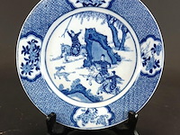 Chinees blauw-wit porseleinen bord met een chenghua-merkteken in de standring, kenmerkend voor de kangxi-periode (late 17e/vroege 18e eeuw) of latere revivalstijlen - afbeelding 1 van  5