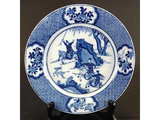 Chinees blauw-wit porseleinen bord met een chenghua-merkteken in de standring, kenmerkend voor de kangxi-periode (late 17e/vroege 18e eeuw) of latere revivalstijlen - afbeelding 2 van  5