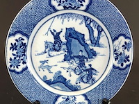 Chinees blauw-wit porseleinen bord met een chenghua-merkteken in de standring, kenmerkend voor de kangxi-periode (late 17e/vroege 18e eeuw) of latere revivalstijlen - afbeelding 2 van  5