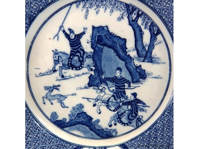 Chinees blauw-wit porseleinen bord met een chenghua-merkteken in de standring, kenmerkend voor de kangxi-periode (late 17e/vroege 18e eeuw) of latere revivalstijlen - afbeelding 3 van  5