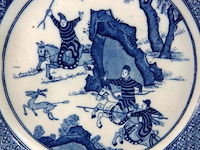 Chinees blauw-wit porseleinen bord met een chenghua-merkteken in de standring, kenmerkend voor de kangxi-periode (late 17e/vroege 18e eeuw) of latere revivalstijlen - afbeelding 3 van  5