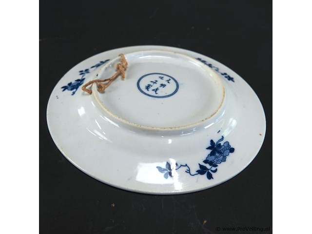 Chinees blauw-wit porseleinen bord met een chenghua-merkteken in de standring, kenmerkend voor de kangxi-periode (late 17e/vroege 18e eeuw) of latere revivalstijlen - afbeelding 4 van  5