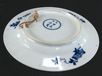 Chinees blauw-wit porseleinen bord met een chenghua-merkteken in de standring, kenmerkend voor de kangxi-periode (late 17e/vroege 18e eeuw) of latere revivalstijlen - afbeelding 4 van  5