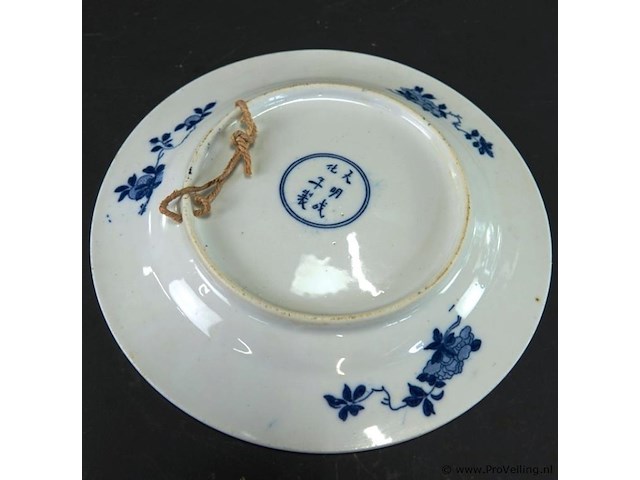 Chinees blauw-wit porseleinen bord met een chenghua-merkteken in de standring, kenmerkend voor de kangxi-periode (late 17e/vroege 18e eeuw) of latere revivalstijlen - afbeelding 5 van  5