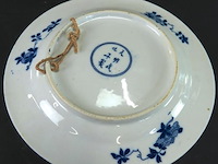Chinees blauw-wit porseleinen bord met een chenghua-merkteken in de standring, kenmerkend voor de kangxi-periode (late 17e/vroege 18e eeuw) of latere revivalstijlen - afbeelding 5 van  5