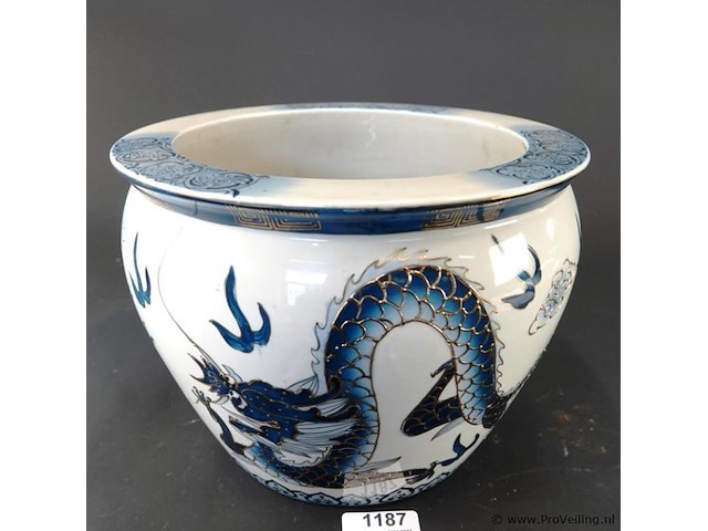 Chinese porseleinen vissenkom of jardinière met drakendecor - afbeelding 1 van  7
