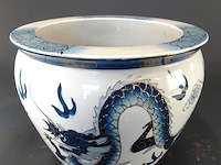 Chinese porseleinen vissenkom of jardinière met drakendecor - afbeelding 1 van  7