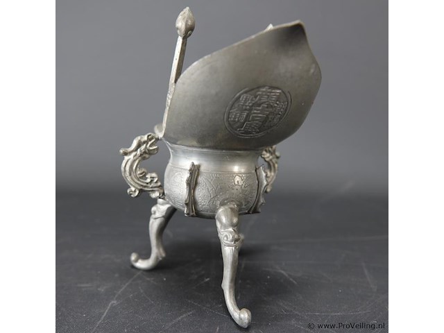 Chinese tinnen handwerk "jue" uit de quing dynastie, 2e helft 19e eeuw, makersmark op de achterkant - afbeelding 3 van  5