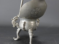 Chinese tinnen handwerk "jue" uit de quing dynastie, 2e helft 19e eeuw, makersmark op de achterkant - afbeelding 3 van  5