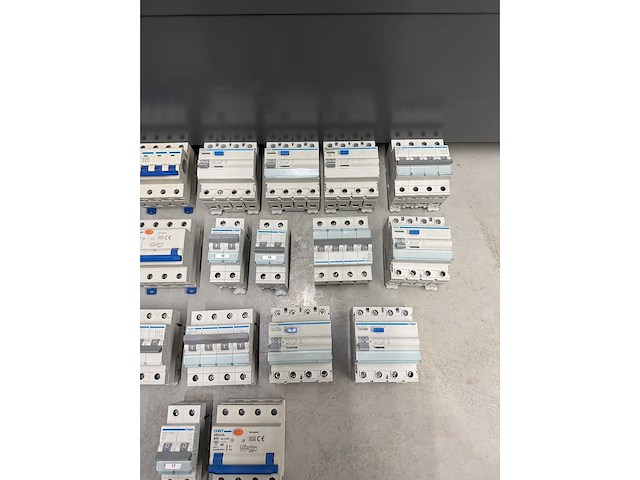 Chint, hager - w.o. chint nb310l, hager mbn 616e - groepenkast componenten w.o. aardlekautomaten en hoofdschakelaars (20x) - afbeelding 2 van  8