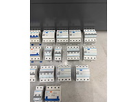 Chint, hager - w.o. chint nb310l, hager mbn 616e - groepenkast componenten w.o. aardlekautomaten en hoofdschakelaars (20x) - afbeelding 2 van  8