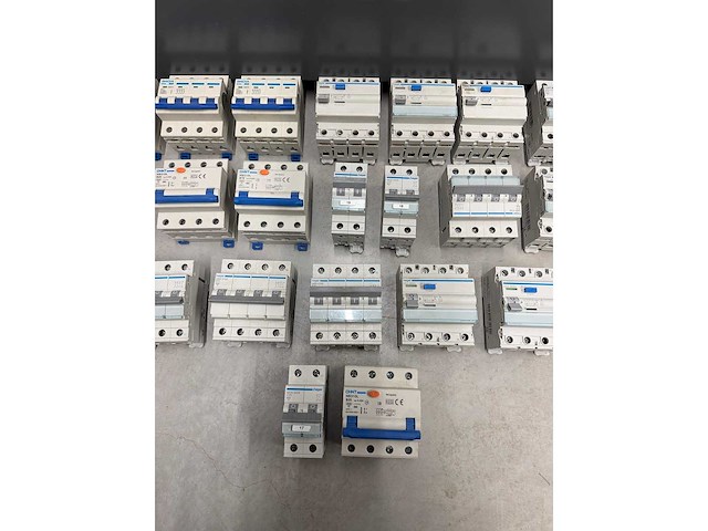 Chint, hager - w.o. chint nb310l, hager mbn 616e - groepenkast componenten w.o. aardlekautomaten en hoofdschakelaars (20x) - afbeelding 3 van  8