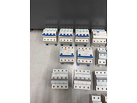 Chint, hager - w.o. chint nb310l, hager mbn 616e - groepenkast componenten w.o. aardlekautomaten en hoofdschakelaars (20x) - afbeelding 4 van  8