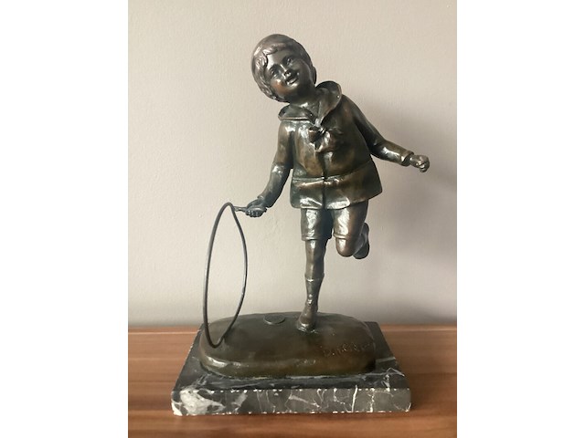 Chiparus - 'jongen speelt met hoepel' - brons - afbeelding 1 van  9