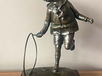 Chiparus - 'jongen speelt met hoepel' - brons