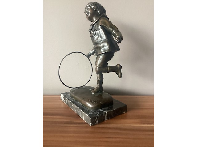 Chiparus - 'jongen speelt met hoepel' - brons - afbeelding 2 van  9