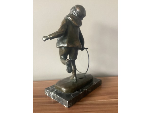 Chiparus - 'jongen speelt met hoepel' - brons - afbeelding 3 van  9