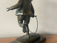 Chiparus - 'jongen speelt met hoepel' - brons - afbeelding 3 van  9