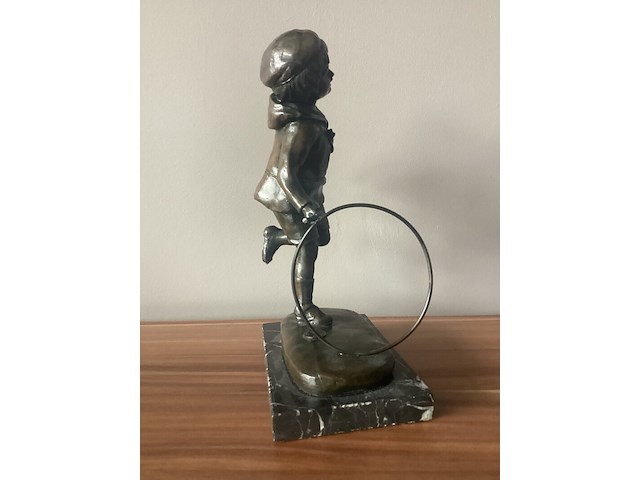Chiparus - 'jongen speelt met hoepel' - brons - afbeelding 4 van  9