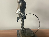 Chiparus - 'jongen speelt met hoepel' - brons - afbeelding 4 van  9