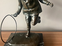 Chiparus - 'jongen speelt met hoepel' - brons - afbeelding 6 van  9