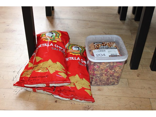Chips en nootjes. - afbeelding 1 van  2