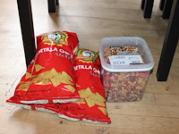 Chips en nootjes. - afbeelding 1 van  2