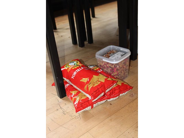 Chips en nootjes. - afbeelding 2 van  2