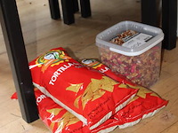 Chips en nootjes. - afbeelding 2 van  2
