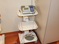 Chirurgische implantaatmotor nsk surgic xt plus voorzien van voetpedaal en infuuspomp op verrijdbare trolley. - afbeelding 1 van  3