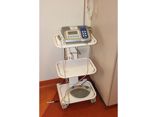 Chirurgische implantaatmotor nsk surgic xt plus voorzien van voetpedaal en infuuspomp op verrijdbare trolley. - afbeelding 2 van  3