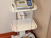 Chirurgische implantaatmotor nsk surgic xt plus voorzien van voetpedaal en infuuspomp op verrijdbare trolley. - afbeelding 2 van  3