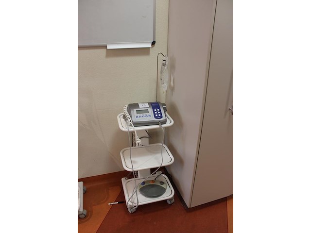 Chirurgische implantaatmotor nsk surgic xt plus voorzien van voetpedaal en infuuspomp op verrijdbare trolley. - afbeelding 3 van  3