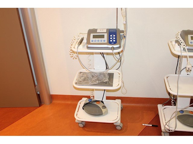 Chirurgische implantaatmotor nsksurgic xt plus voorzien van voetpedaal en infuuspomp op verrijdbare trolley. - afbeelding 1 van  5