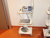 Chirurgische implantaatmotor nsksurgic xt plus voorzien van voetpedaal en infuuspomp op verrijdbare trolley.