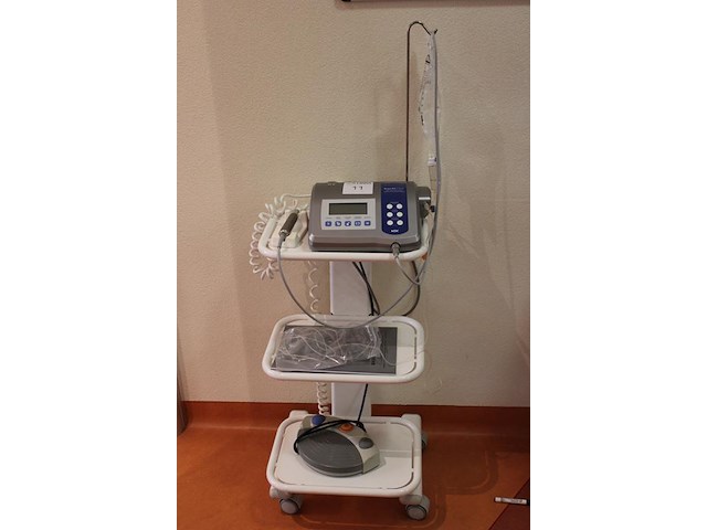 Chirurgische implantaatmotor nsksurgic xt plus voorzien van voetpedaal en infuuspomp op verrijdbare trolley. - afbeelding 2 van  5
