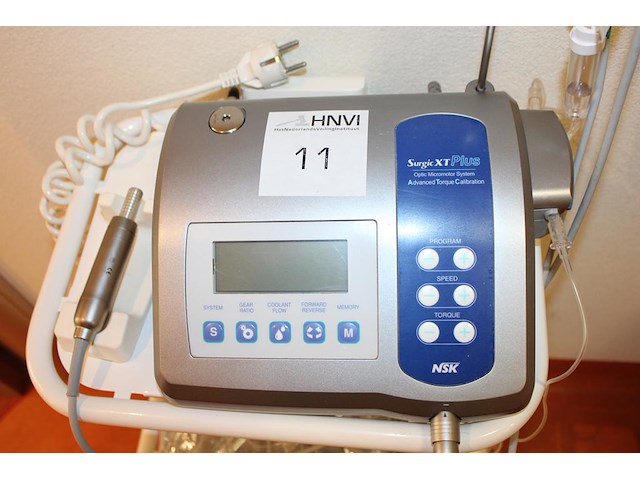 Chirurgische implantaatmotor nsksurgic xt plus voorzien van voetpedaal en infuuspomp op verrijdbare trolley. - afbeelding 3 van  5