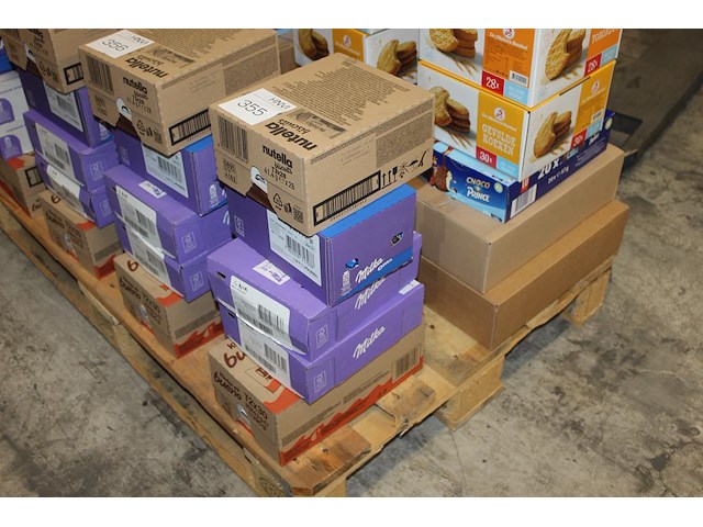 Chocolade koeken en repen w.o. milka oreo, milka daim, nutella biscuits en bueno. ca. 125 koeken / repen. t... - afbeelding 1 van  2