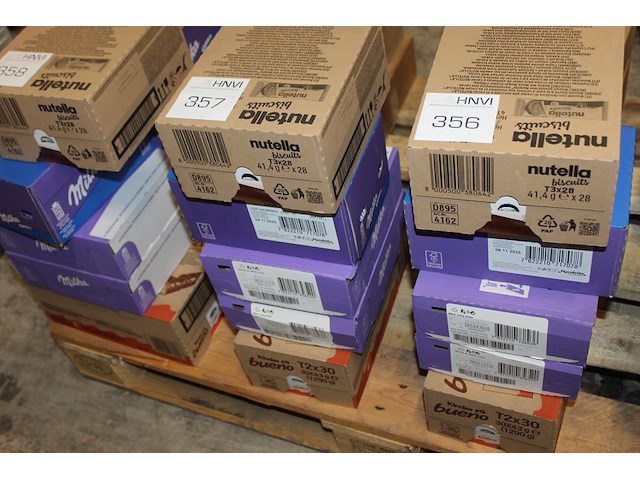 Chocolade koeken en repen w.o. milka oreo, milka daim, nutella biscuits en bueno. ca. 125 koeken / repen. t... - afbeelding 1 van  2