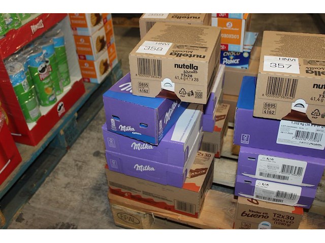 Chocolade koeken en repen w.o. milka oreo, milka daim, nutella biscuits en bueno. ca. 125 koeken / repen. t... - afbeelding 1 van  2