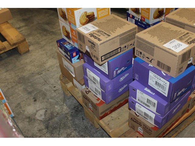 Chocolade koeken en repen w.o. milka oreo, milka daim, nutella biscuits en bueno. ca. 125 koeken / repen. t... - afbeelding 1 van  2