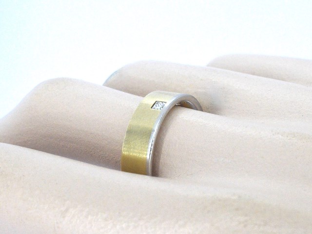 Christian bauer - bi-colour trouwring van goud en platina met een prinses geslepen diamant - afbeelding 2 van  8